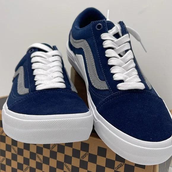 Vans Men’s Blue and White Sneakers Bmx Old Skool
Navy/White
VN0005UZNAV - Picture 7 of 16